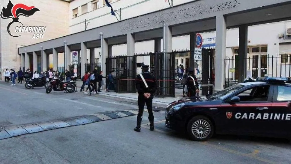 Asti, "giochicciava" in classe con un coltellino serramanico: intervengono i carabinieri