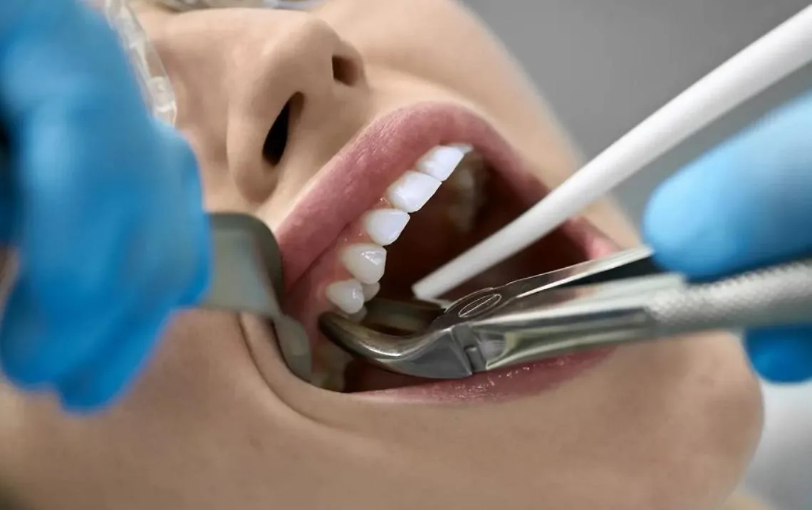 (Ex) dentista condannato per  lo scempio sulla bocca di una paziente