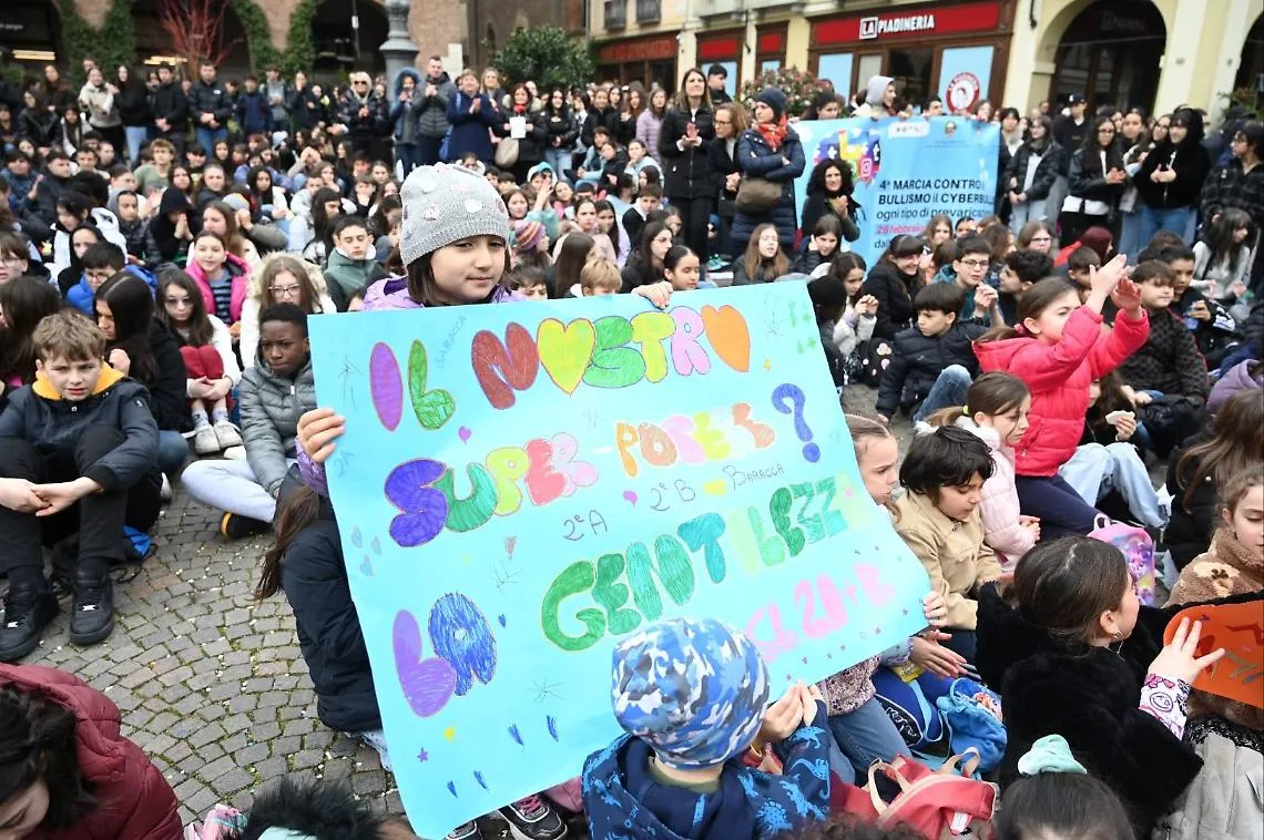 Asti marcia contro il bullismo: oltre mille studenti in piazza per dire no all&rsquo;indifferenza