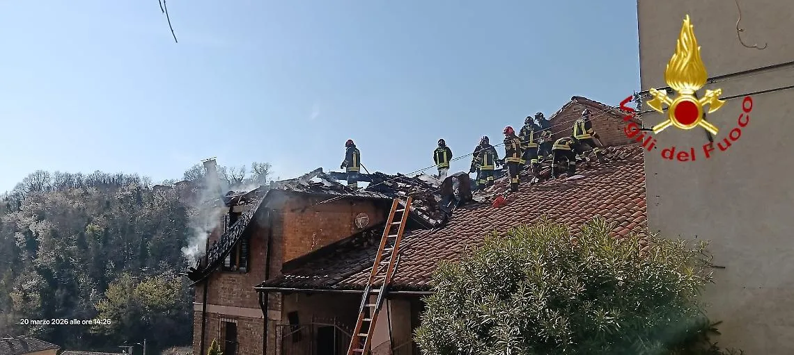 Camino difettoso: a fuoco il tetto di un'abitazione