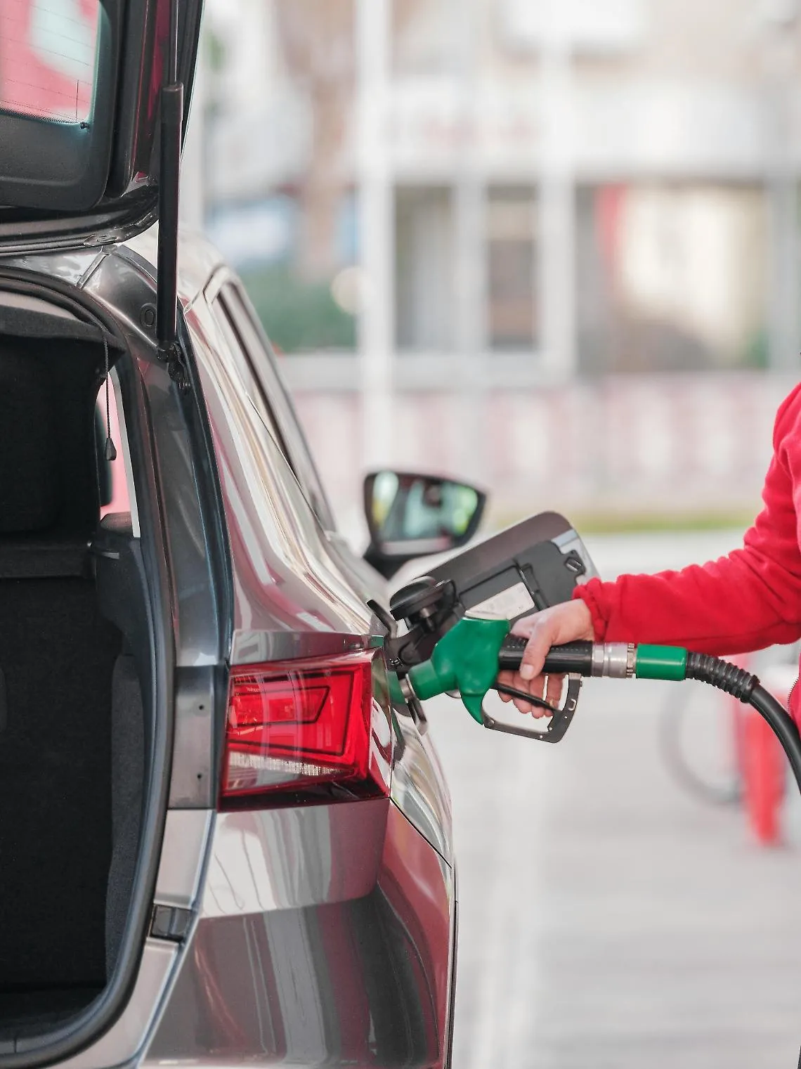 Petrolio in calo, ma carburanti ancora alle stelle