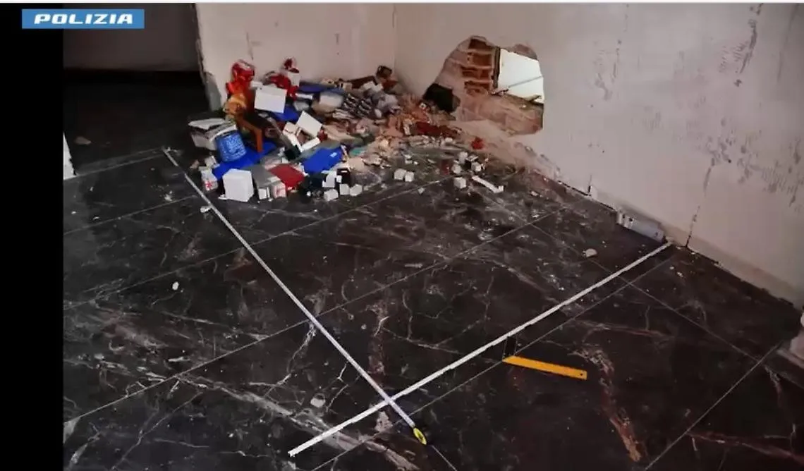 Presi i ladri che hanno fatto un buco nel muro per rubare in gioielleria