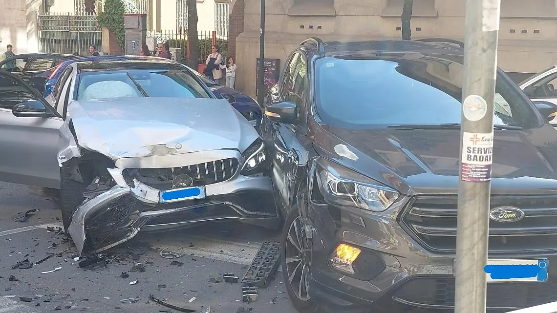 Scontro fra auto all'incrocio di corso Dante con corso Milano