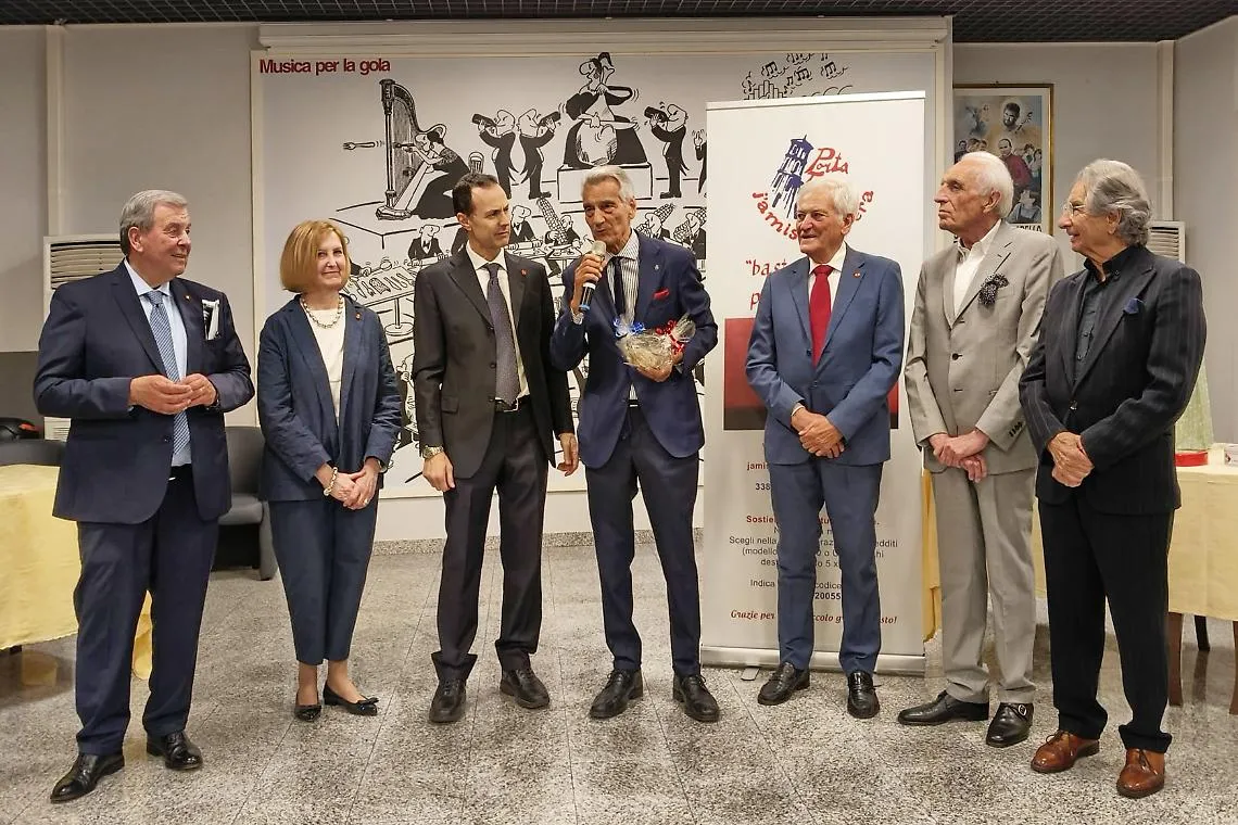 Giorgio Galvagno riceve l'Urdin d'la p&eacute;ra
