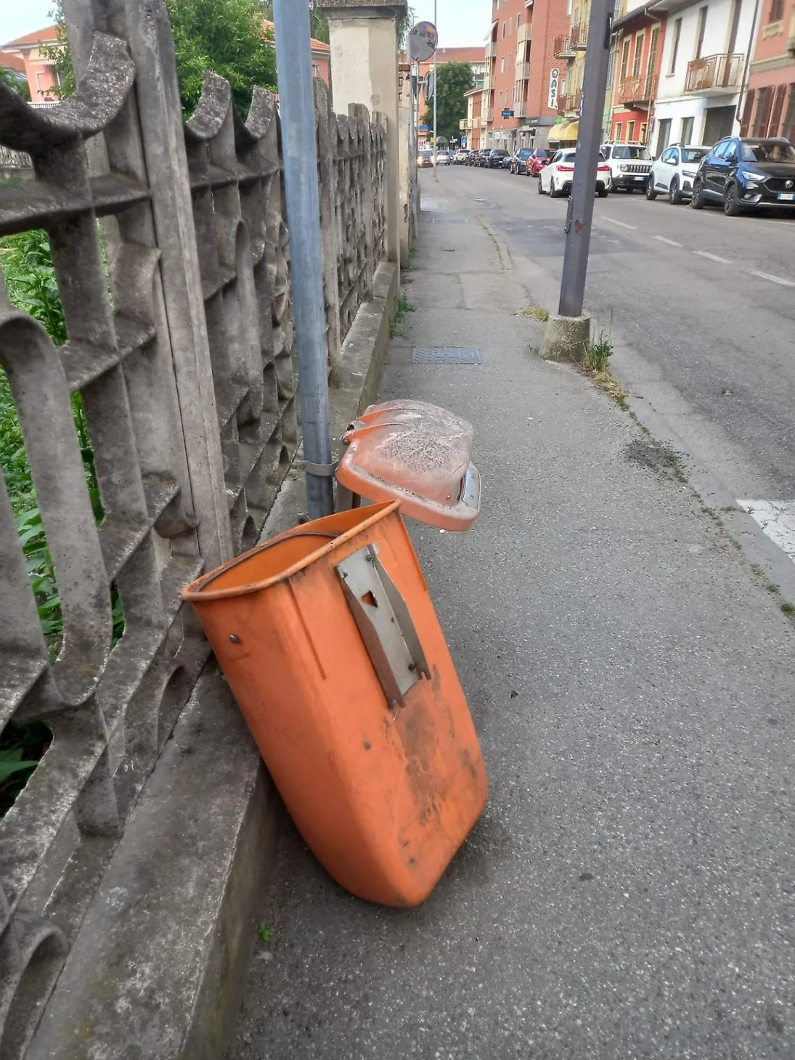 Degrado urbano in corso Volta e via Pagliani