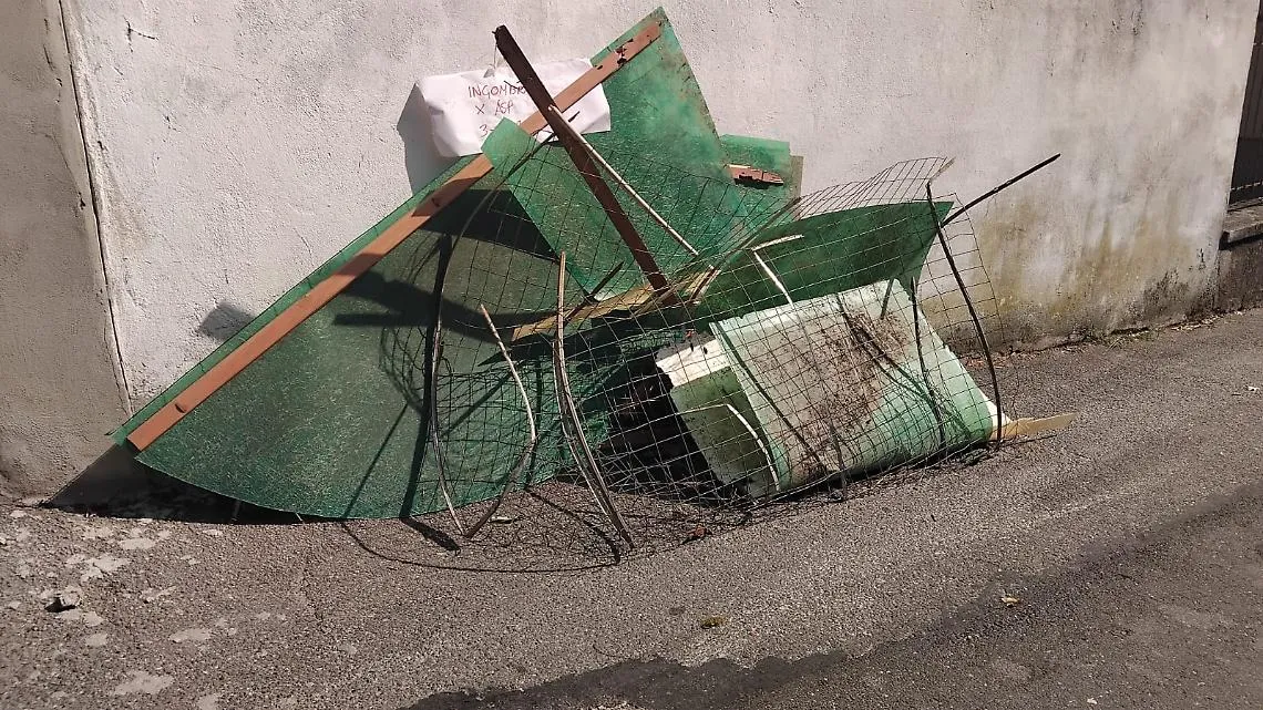 L'Odissea di un cittadino astigiano che ha cercato di "smaltire", senza riuscirci, le onduline del pollaio