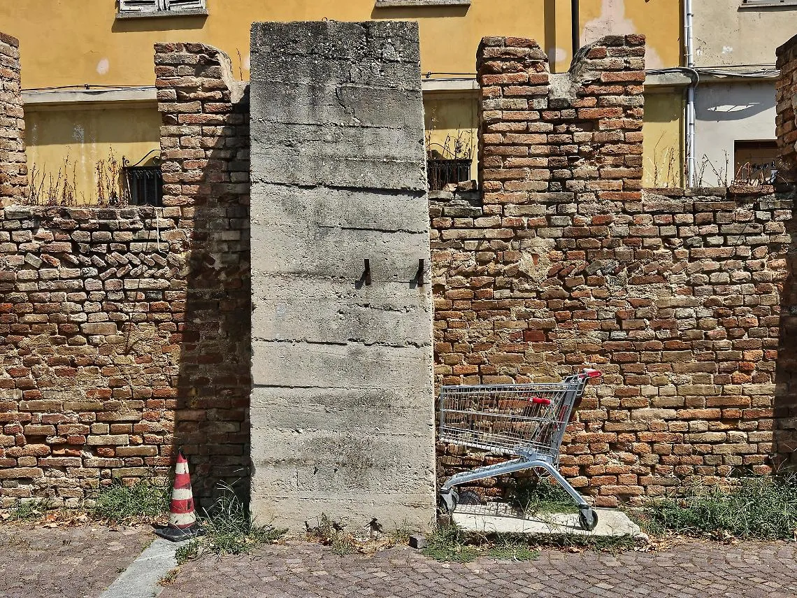 il carrello abbandonato in piazza Castigliano