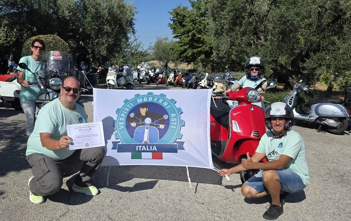 700 chilometri in Vespa fino in Abruzzo: quattro astigiani conquistano il podio nazionale alla Vespaconcentrazione Poggese