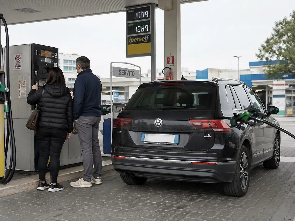 I furbetti che al distributore rubano il pieno agli automobilisti in difficolt&agrave;