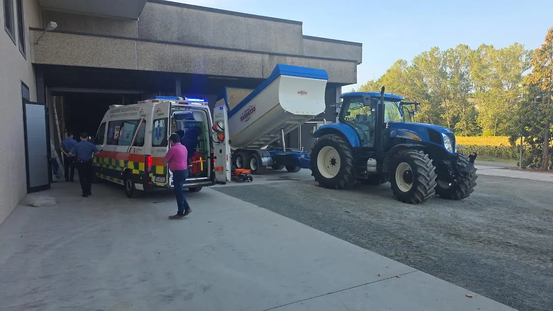 Incidente in vendemmia, uomo colpito al torace mentre scarica le uve Moscato