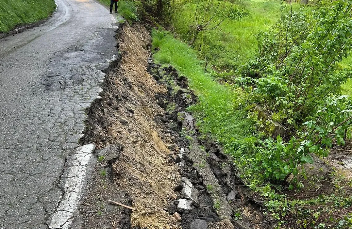 Strada Cricca bloccata da oltre un anno, scatta l'esposto dei residenti a Procura e Prefetto