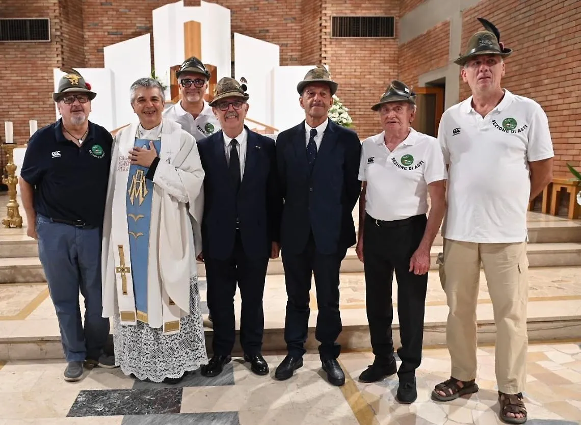 Le Penne Nere astigiane hanno portato il saluto degli Alpini a Don Paolo in partenza per il Kenya