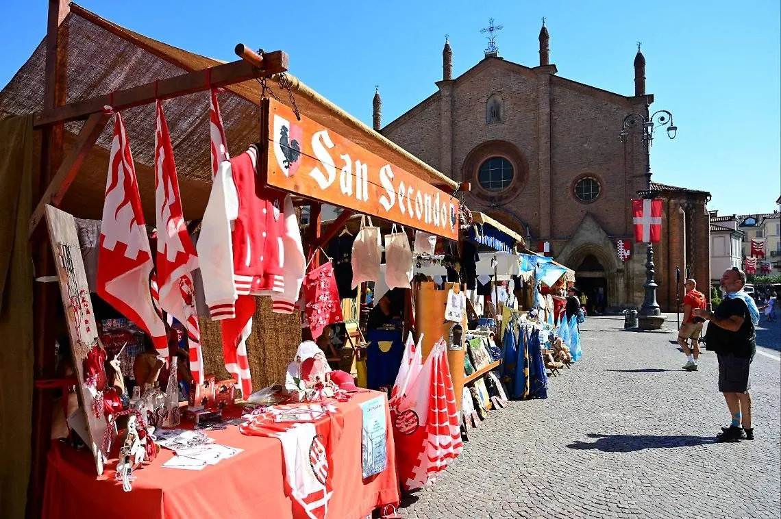Colori e fantasia in piazza San Secondo con il Mercatino del Palio