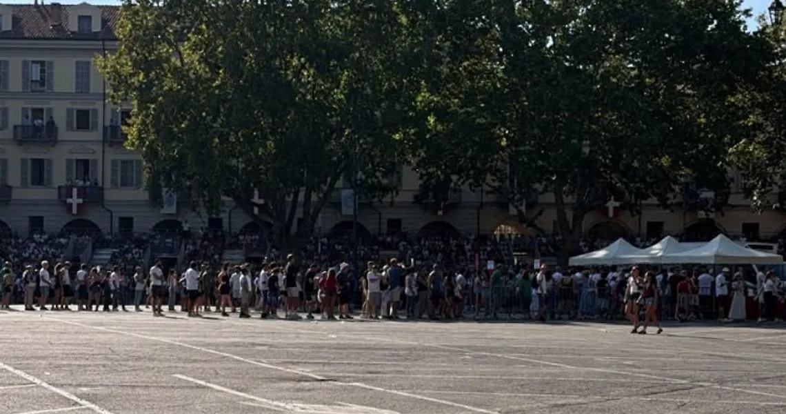 Palio e prima polemica organizzativa: 40 minuti di coda sotto il sole per una bottiglietta d'acqua