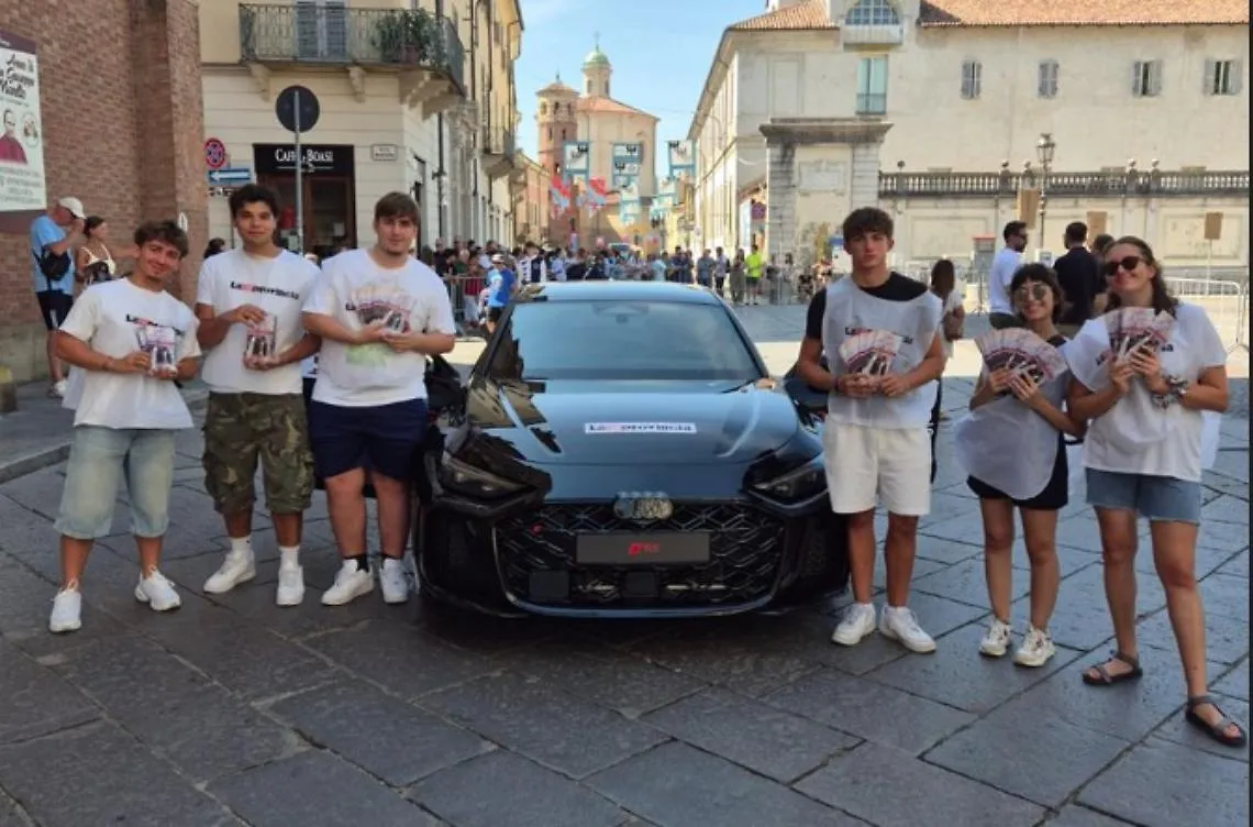 I ragazzi de La Nuova Provincia e Audi aprono la sfilata del Palio