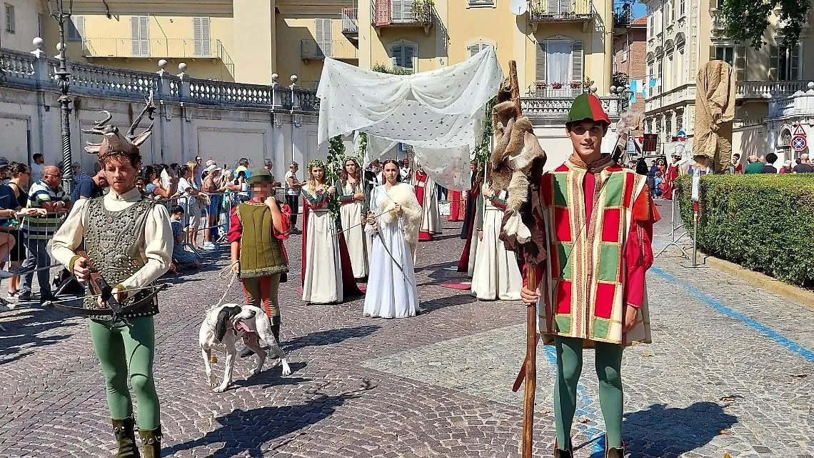 Sulle polemiche riguardanti il cane in sfilata risponde il rettore di San Pietro: &laquo;Il segugio stava bene prima, durante e dopo il corteo, era stato dissetato e ha passato i controlli veterinari&raquo;