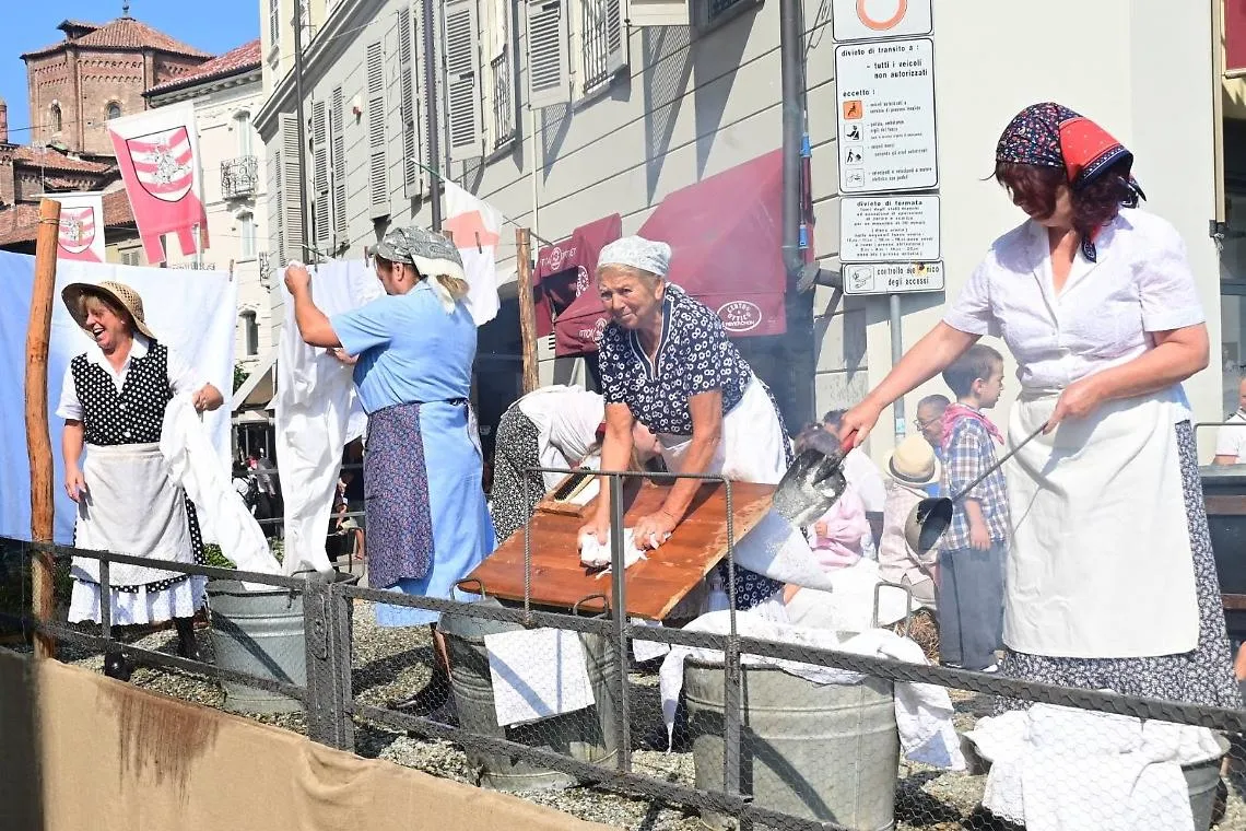Dalla fabbrica di palloni al boogie woogie ballato per la fine della guerra, dalla carrozza funebre trainata da cavalli ai campi portati sui carri, dalle stalle alle cucine: il corteo contadino del Fe