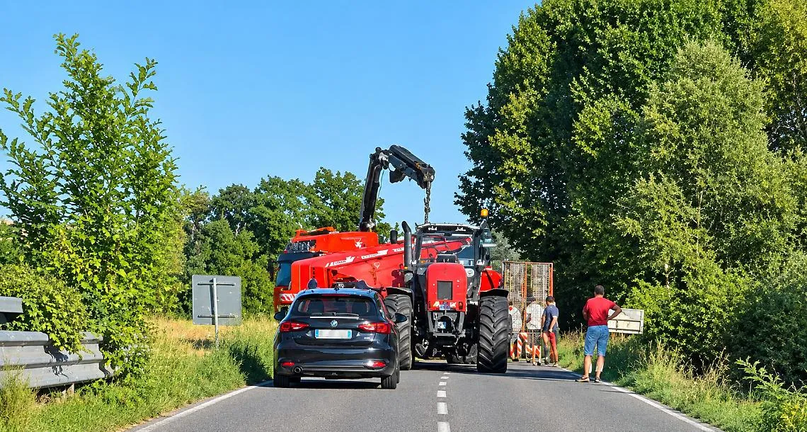 Strada chiusa per il ribaltamento di un trattore