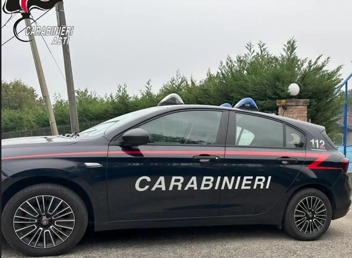 Sorpassa i carabinieri sulla linea continua, lo fermano per fargli la multa e lo trovano con la cocaina