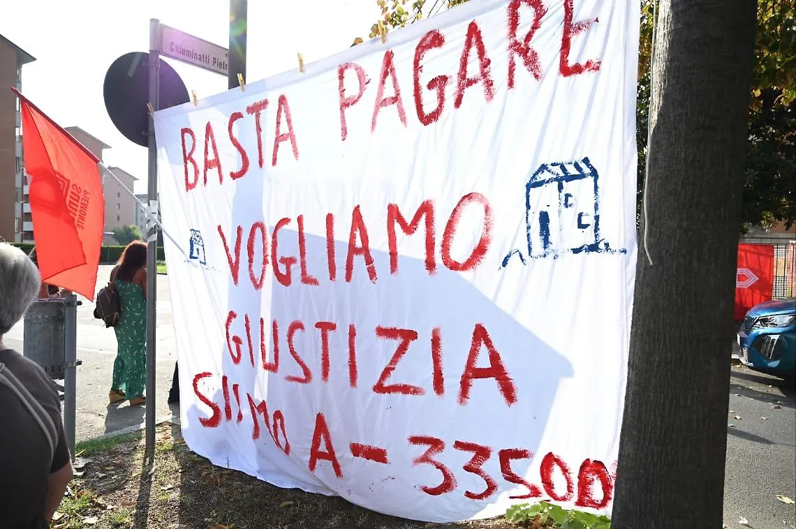 Sit in sotto casa degli inquilini Atc: &laquo;Mancano 220 mila euro dai conti dei condomini, dove sono finiti?&raquo;
