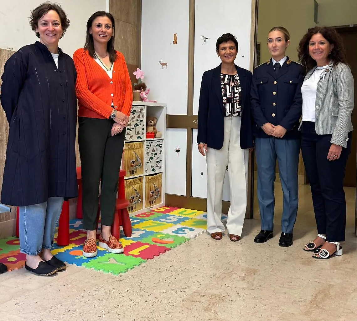 Un angolo giochi per i bambini nella sala d&rsquo;attesa dell&rsquo;Ufficio Immigrazione