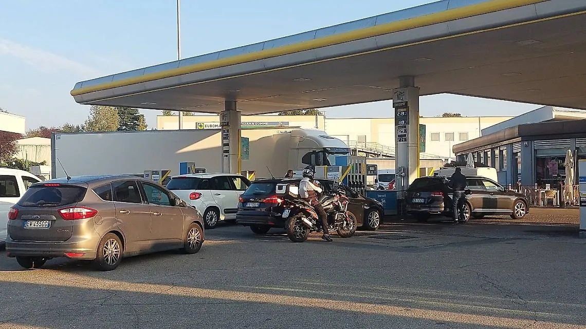 ENI e IP fissano un tetto ai prezzi di gasolio e benzina: gi&agrave; nella mattinata lunghe code alle stazioni di rifornimento