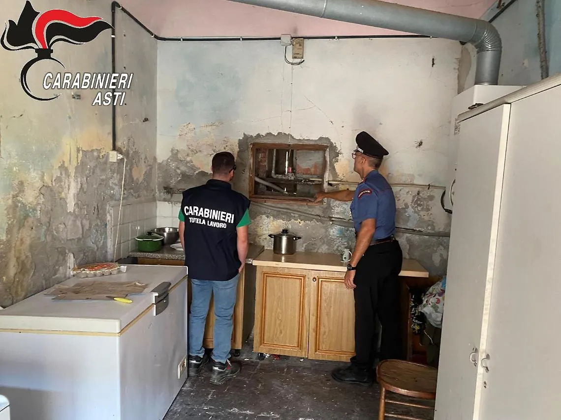Braccianti romeni sfruttati: vivevano in 15 in una casa fatiscente, lavoravano per 2 euro l'ora e i "caporali" si tenevano i loro documenti