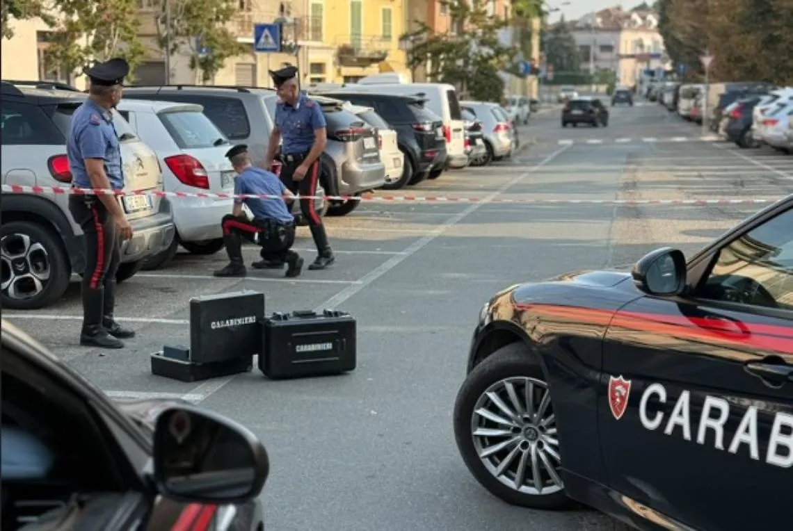 Spara almeno 10 colpi di pistola in centro citt&agrave;, come le "stese" dei camorristi