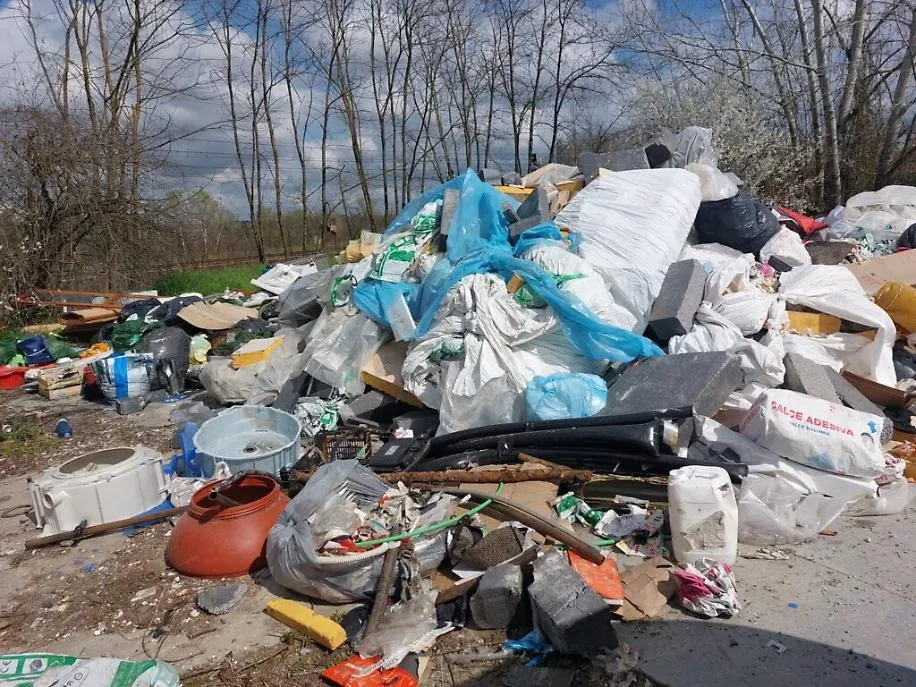discarica abusiva tra vallarone e revignano