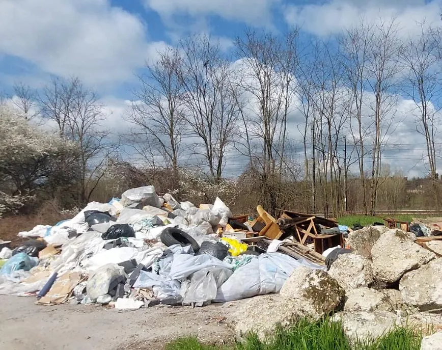 discarica abusiva tra vallarone e revignano
