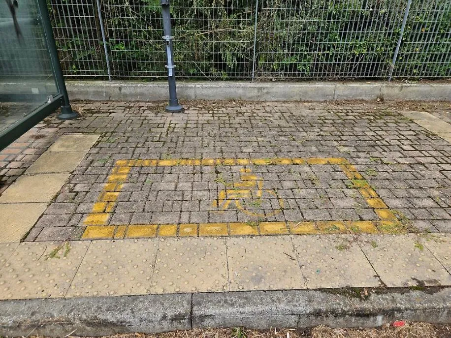 Fermata del bus ripulita