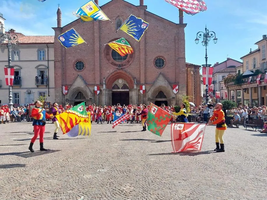 esibizione ASTA piazza san Secondo