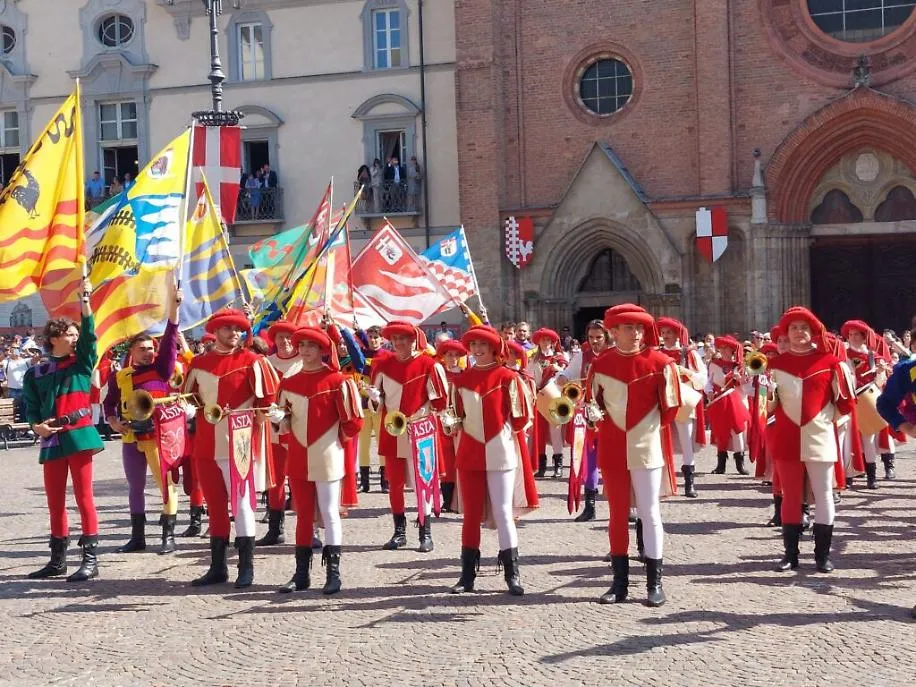 esibizione ASTA piazza san Secondo