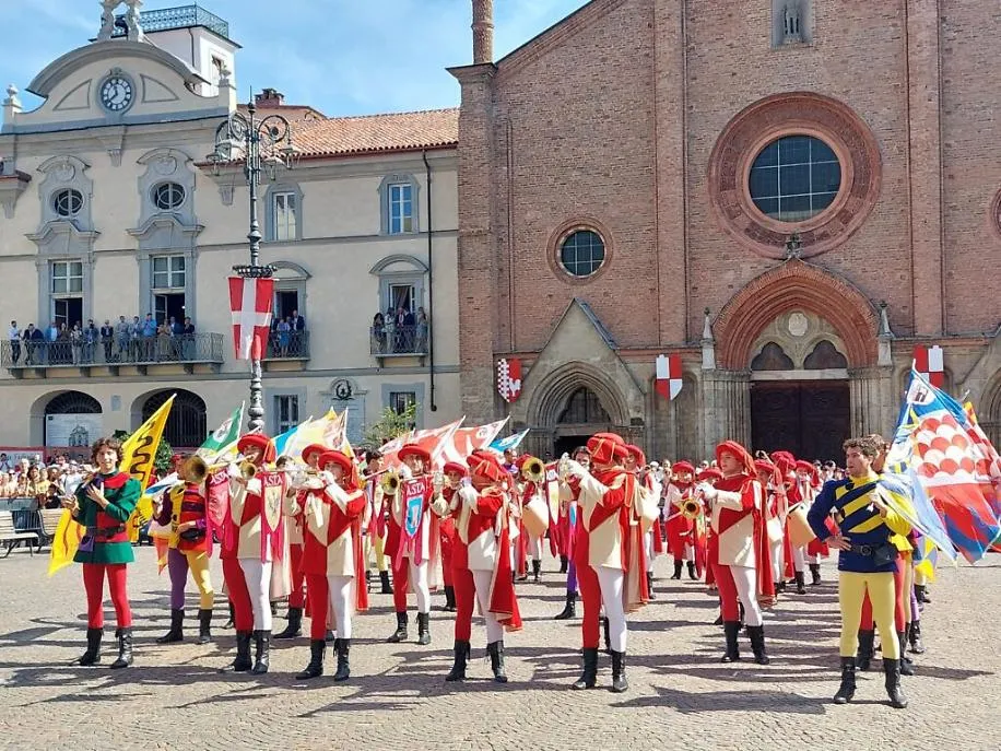 esibizione ASTA piazza san Secondo