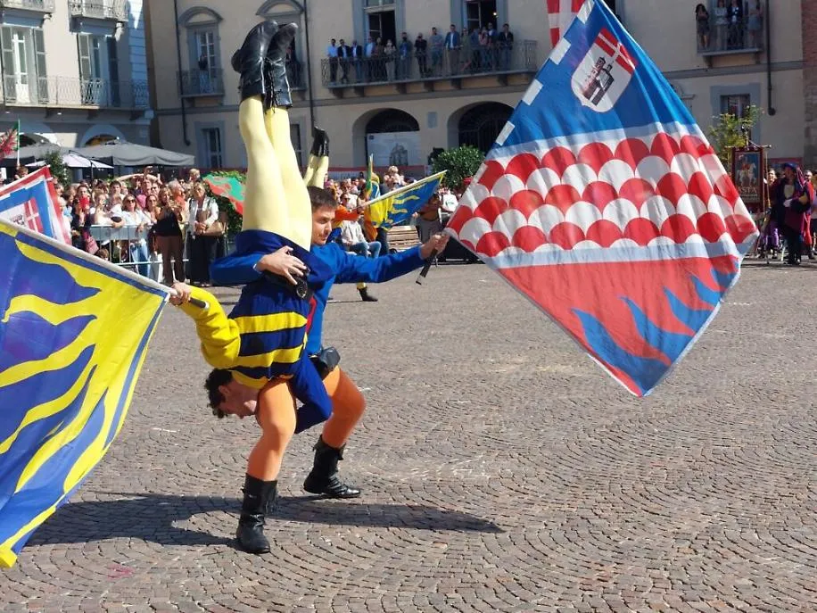 esibizione ASTA piazza san Secondo