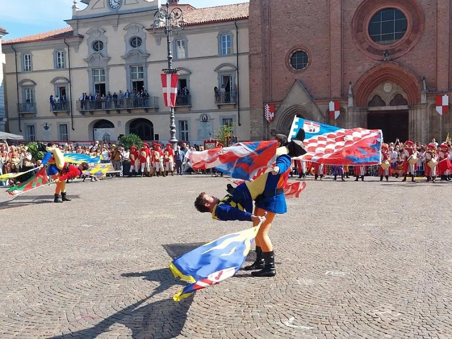 esibizione ASTA piazza san Secondo