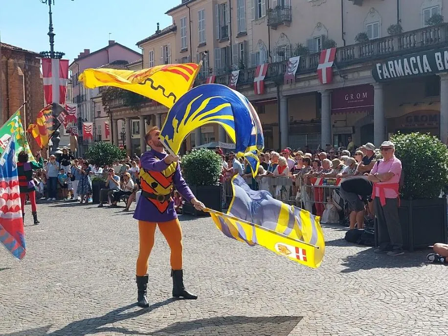 esibizione ASTA piazza san Secondo