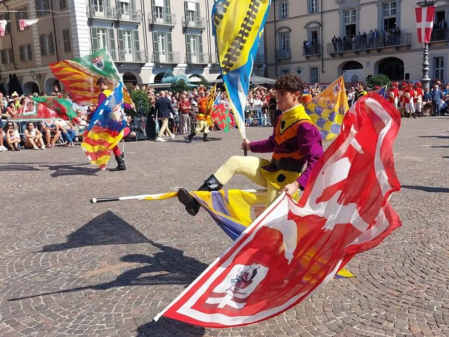 esibizione ASTA piazza san Secondo