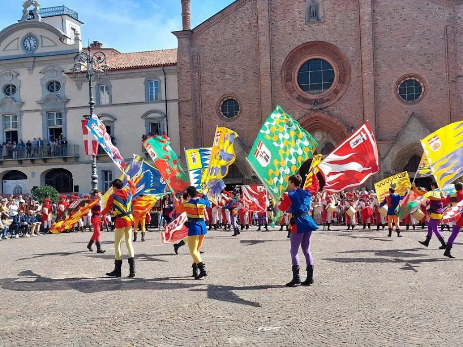 esibizione ASTA piazza san Secondo