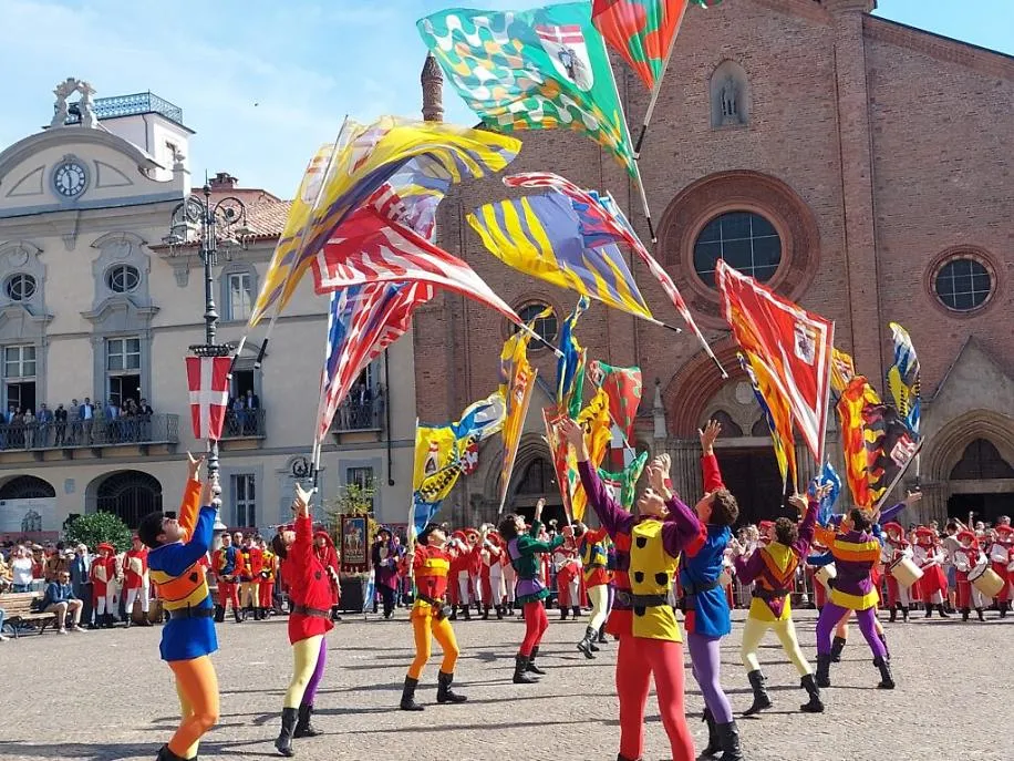 esibizione ASTA piazza san Secondo