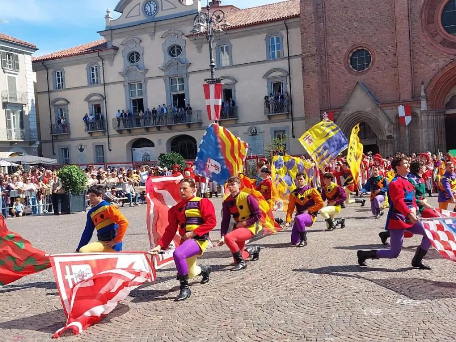 esibizione ASTA piazza san Secondo