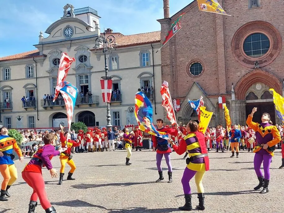 esibizione ASTA piazza san Secondo