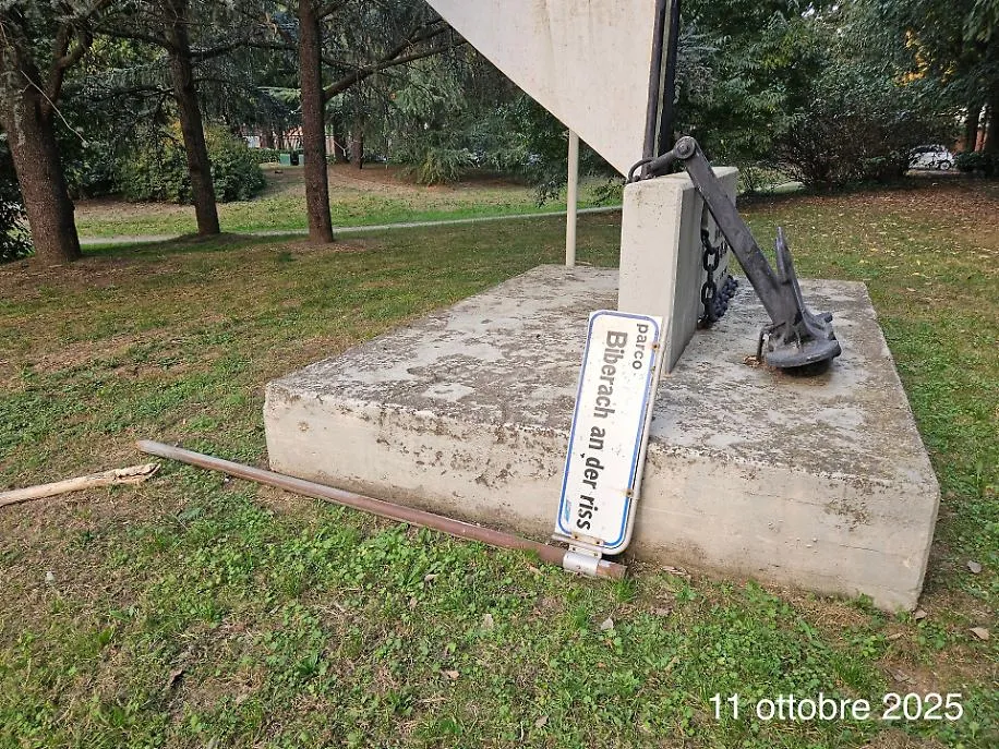 Il cartello abbattuto al parco Biberach