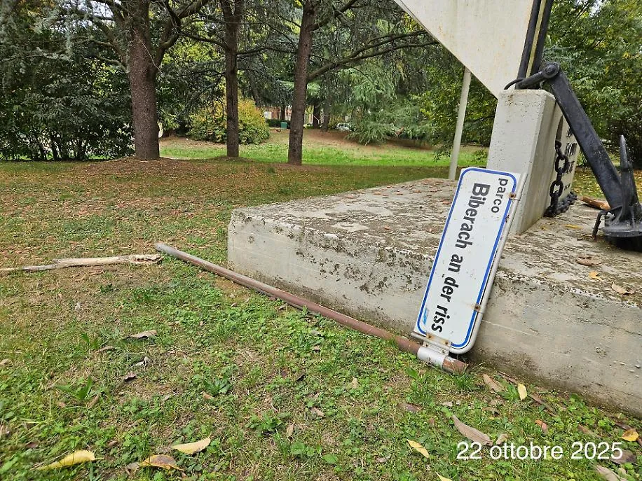 Il cartello abbattuto al parco Biberach