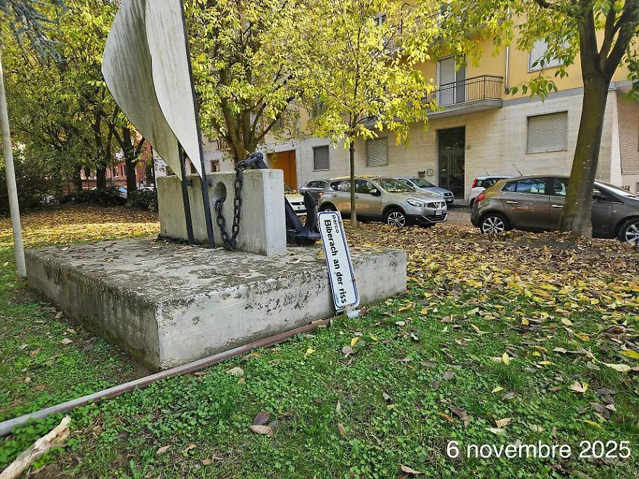 Il cartello abbattuto al parco Biberach