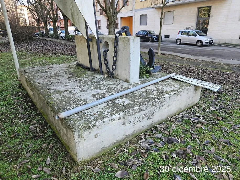 Il cartello abbattuto al parco Biberach