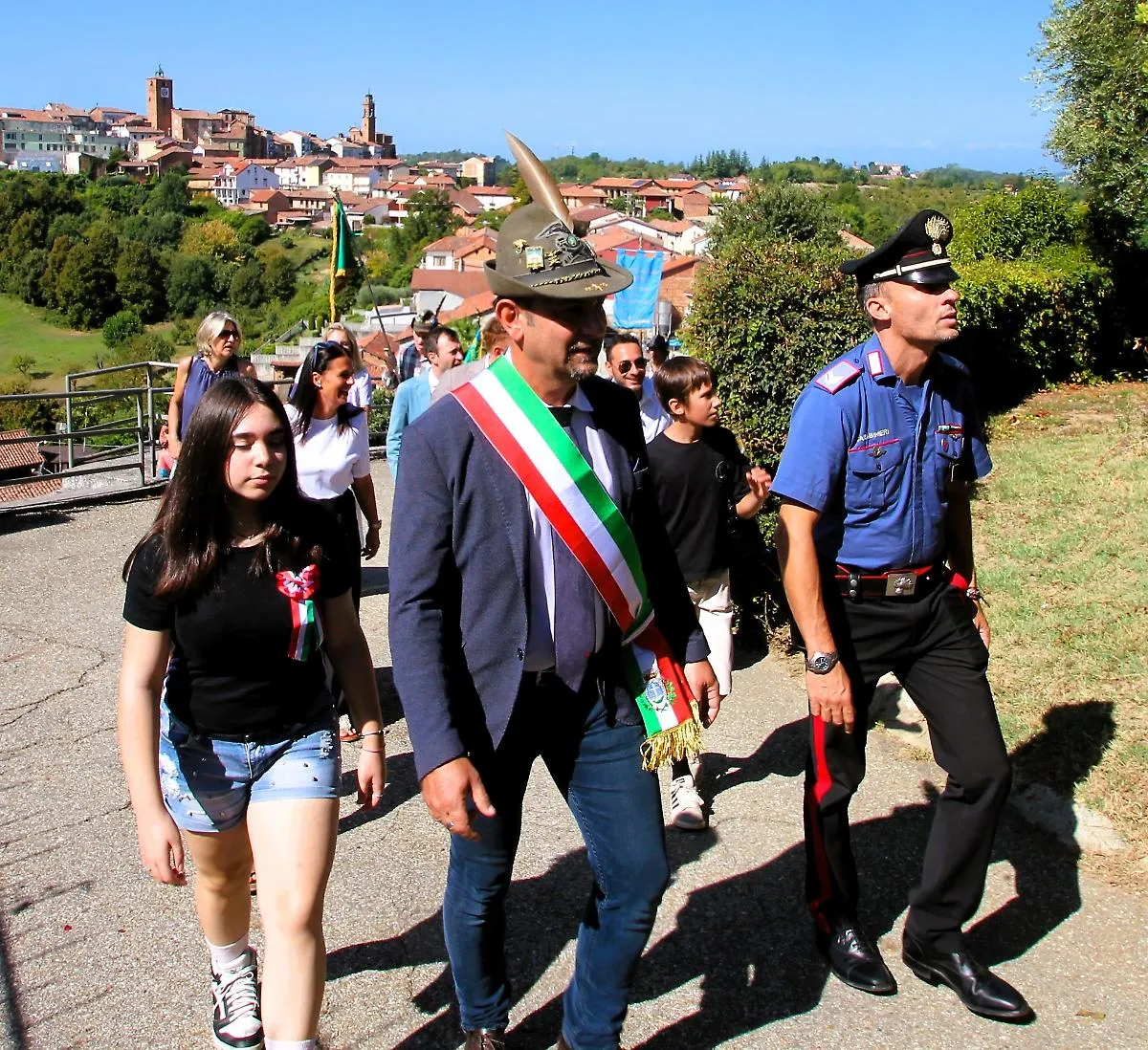 Il sindaco Marcanzin con il vice brigadiere Santopaolo e Salvati, vicepresidente del Consiglio comunale dei ragazzi