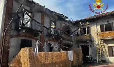 Spaventoso incendio al tetto di una grande casa: 7 famiglie coinvolte