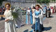 Palio di Asti, le prime immagini del corteo storico prima della corsa [FOTOGALLERY]