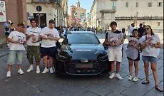 I ragazzi de La Nuova Provincia e Audi aprono la sfilata del Palio